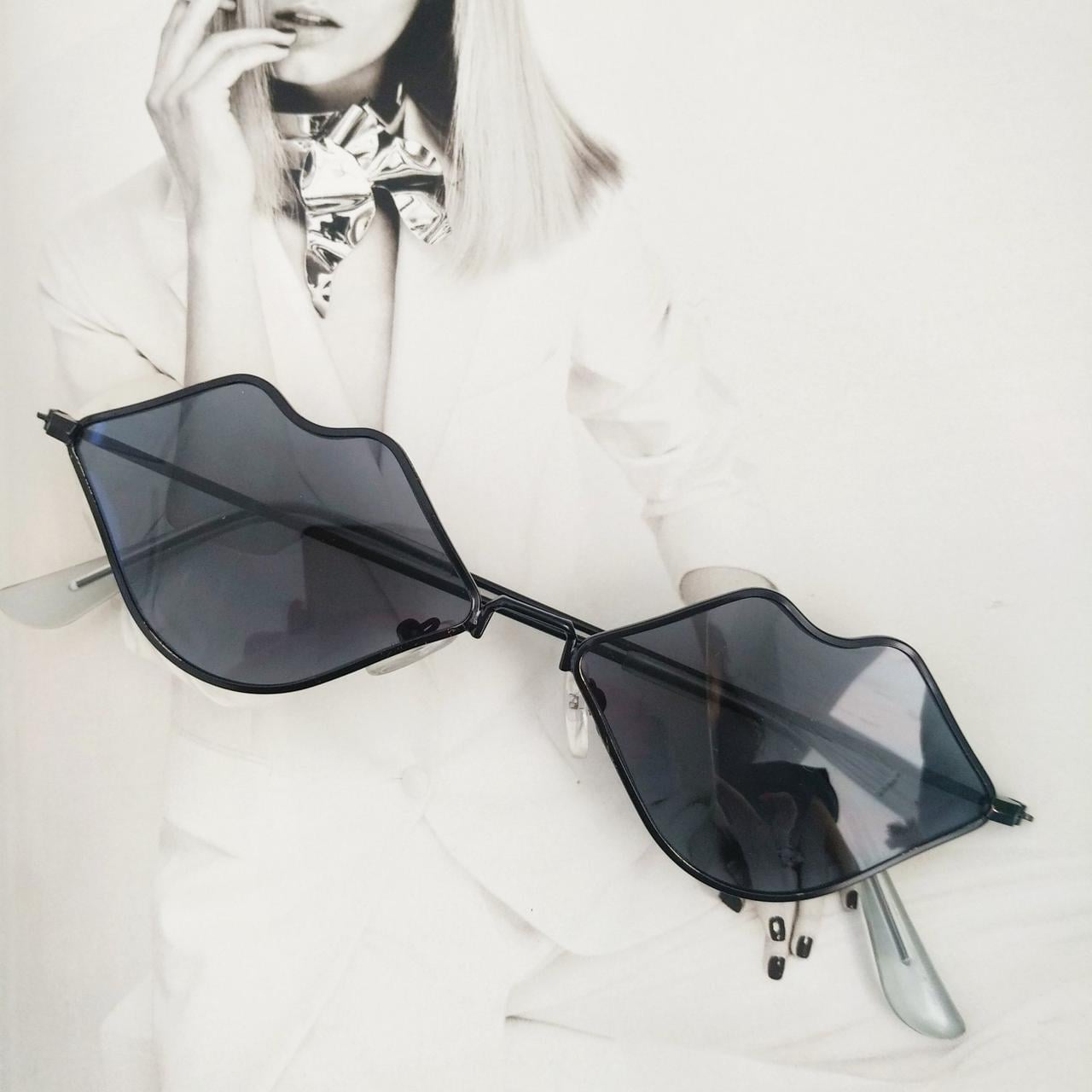 Очки в форме губ Черный