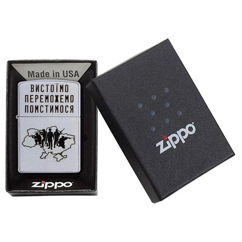 Запальничка ZIPPO 205 VP Classic Street Chrome "Вистоїмо Переможемо Помстимося" - фото 3