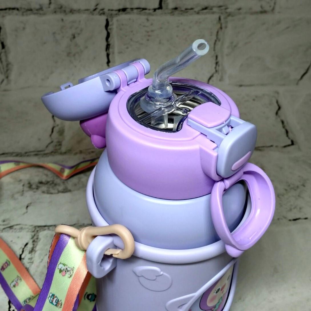Термос детский с трубочкой и ремешком в чехле Мишка 500 мл 18х8 см Сиреневый (H-251-F) - фото 2 Термос детский с трубочкой и ремешком в чехле Мишка 500 мл 18х8 см Сиреневый (H-251-F) - фото 2