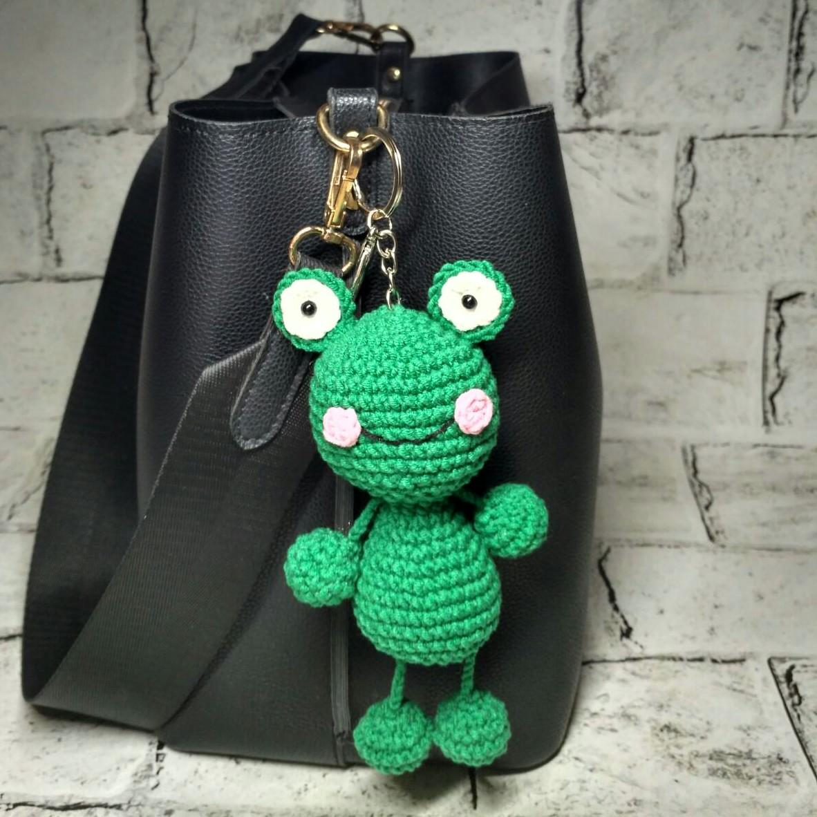 Брелок Жабка вязаный ручной работы амигуруми Hand Made 16х4 см (218-2)