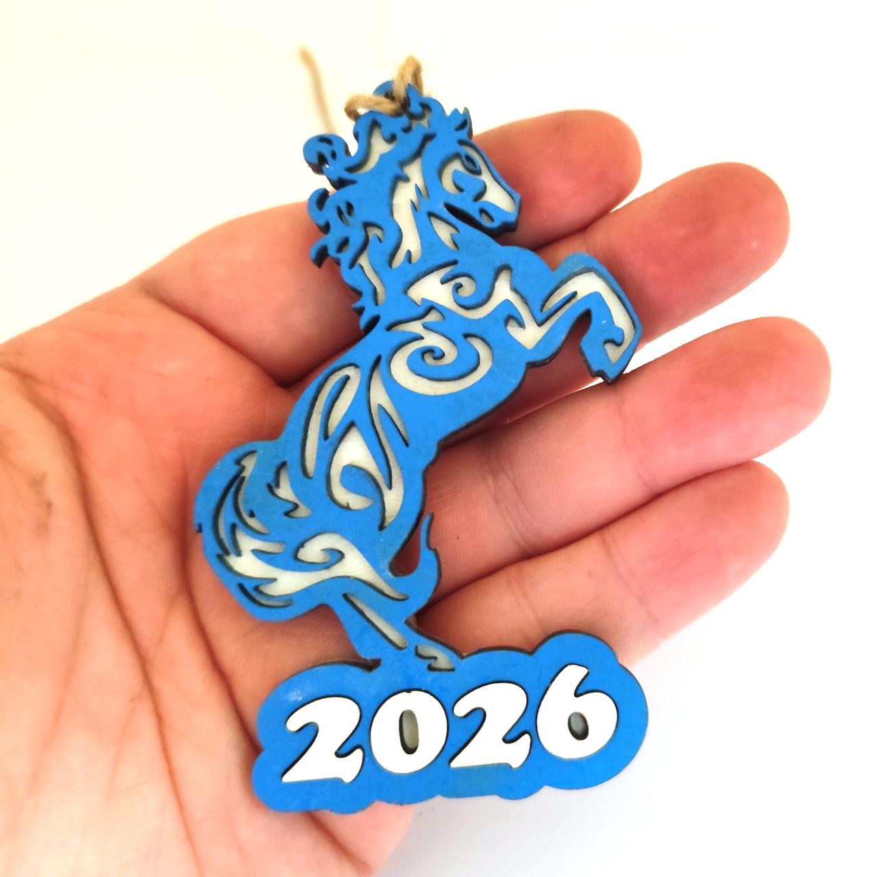 Игрушка новогодняя Год Лошади 2026 с магнитом ХДФ 10х6,5 см Синий (2787659068) - фото 2 Игрушка новогодняя Год Лошади 2026 с магнитом ХДФ 10х6,5 см Синий (2787659068) - фото 2