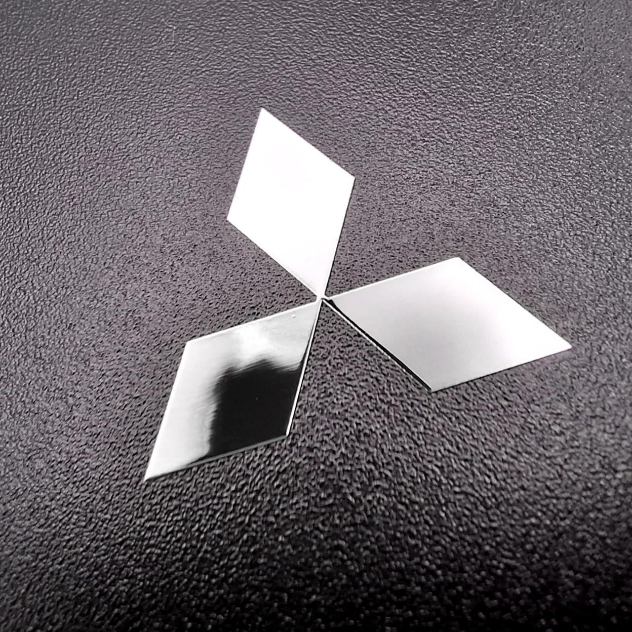 Емблема Mitsubishi у салон авто 2х2 см Хром глянцевий (2957658701)