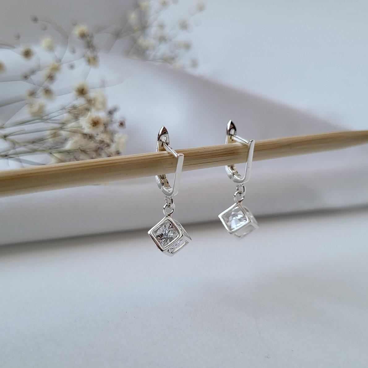 Сережки с подвеской Кубик с секретом в белых камнях серебро 925 пробы 3,20 г (5834)