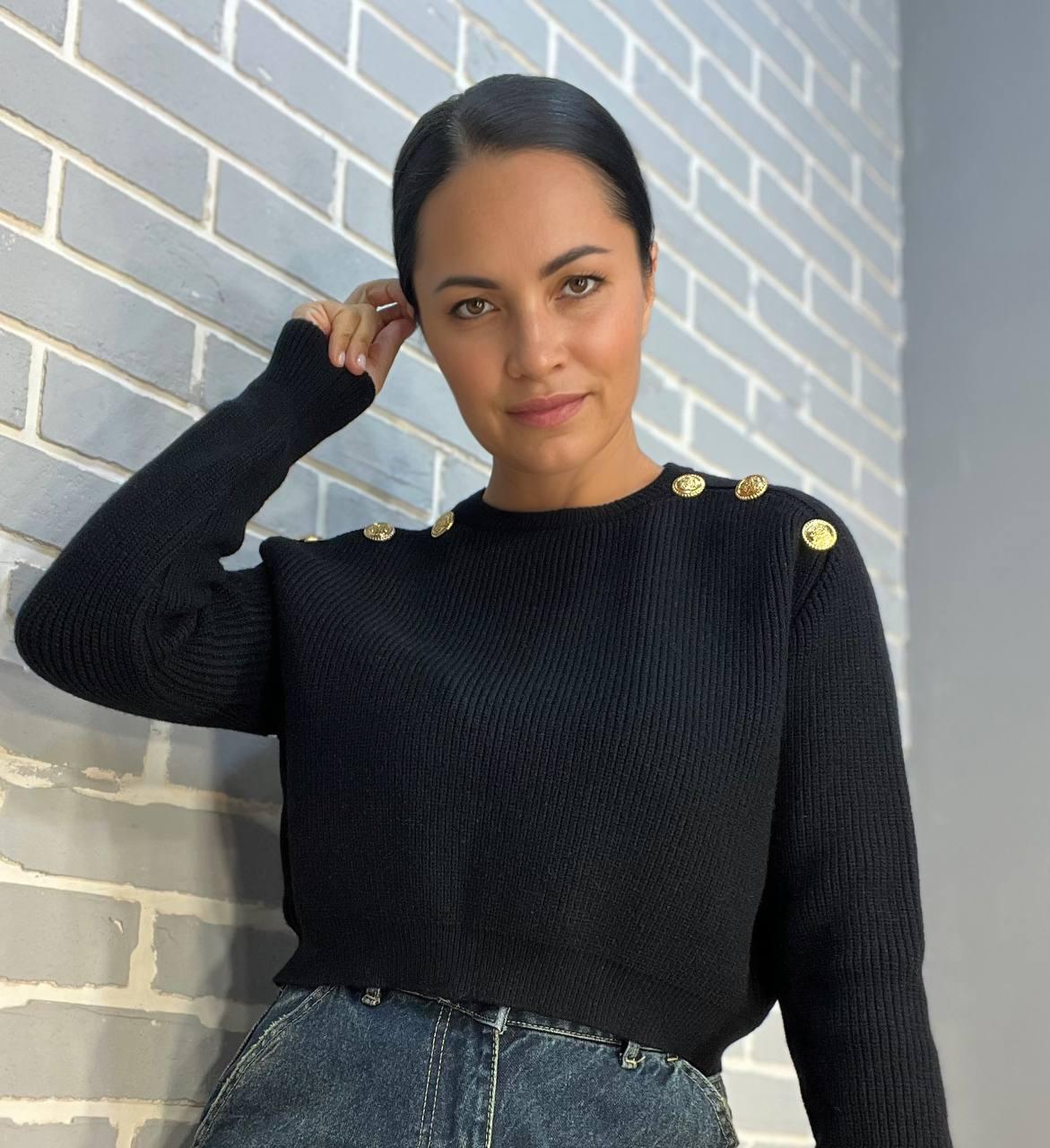 Свитер женский MIX RAY 6733 золотые пуговицы на плечах укороченный свободный OS Черный (1211)