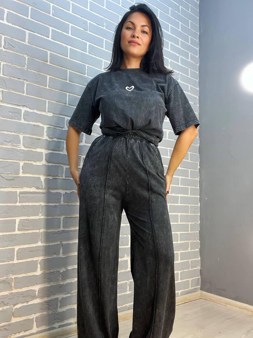 Костюм женский COAST MODA 4232 вареный тай-дай брюки палаццо с футболкой сердце M Графитовый (2470) - фото 8 Костюм женский COAST MODA 4232 вареный тай-дай брюки палаццо с футболкой сердце M Графитовый (2470) - фото 8