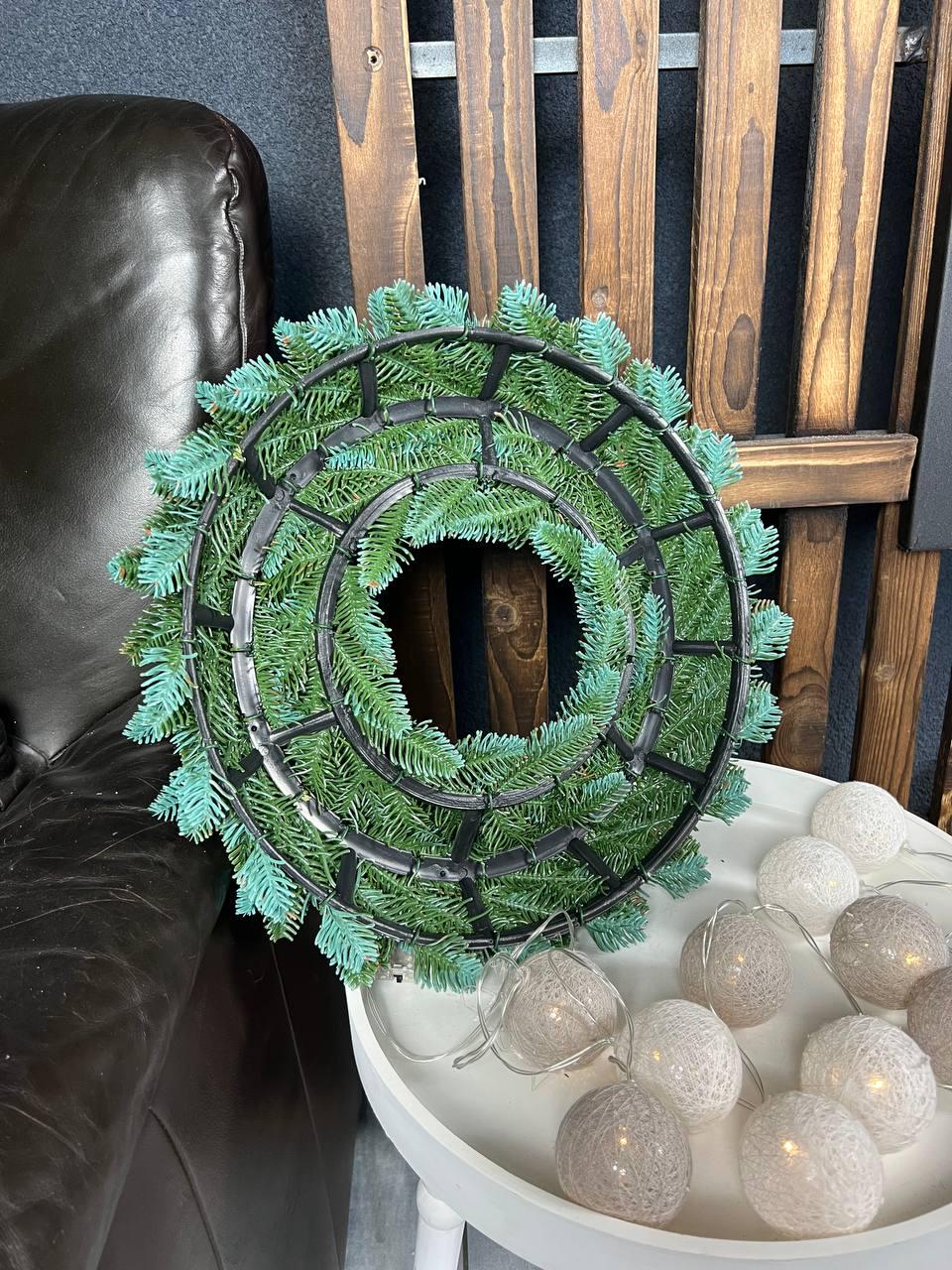 Новорічний вінок Канадський зі штучної хвої з блакитними кінчиками 40 см Зелений (YA678613) - фото 6