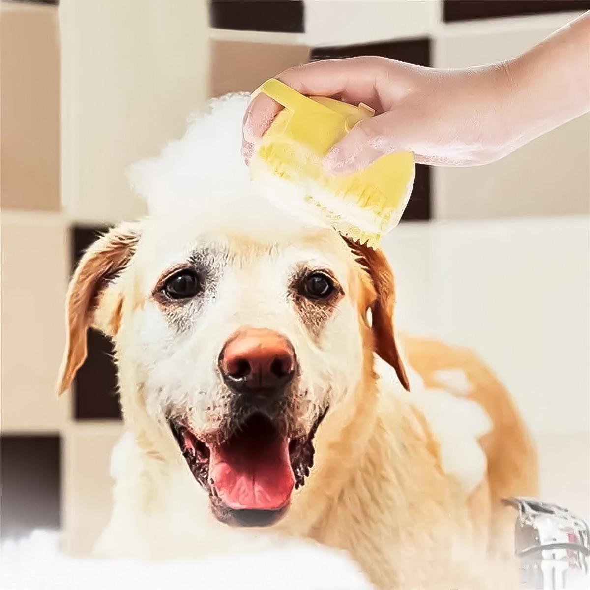 Щітка-масажер для купання тварин з дозатором Рожевий (121249) - фото 2 Щітка-масажер для купання тварин з дозатором Рожевий (121249) - фото 2