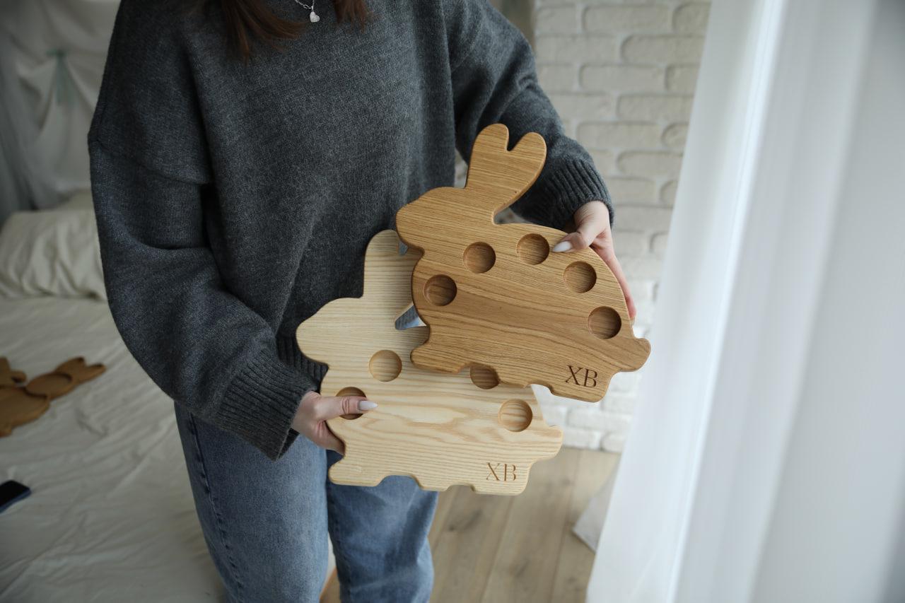 Подставка Кролик из дуба для кулича и 5 пасхальных яиц 33х32,5х2 см (WDE-11.2) - фото 5 Подставка Кролик из дуба для кулича и 5 пасхальных яиц 33х32,5х2 см (WDE-11.2) - фото 5