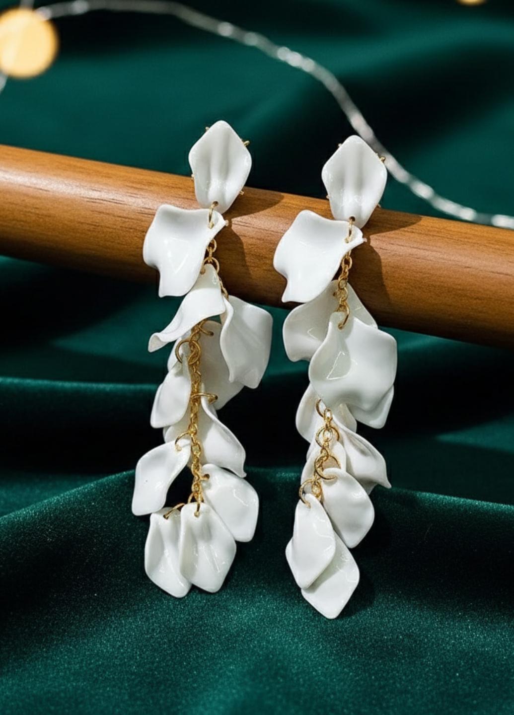 Сережки жіночі з пелюстками довгі Білий (19098)