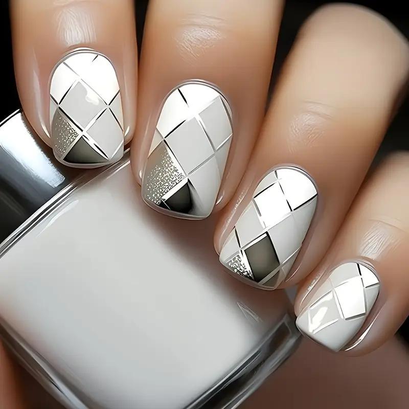Накладні нігті з дизайном Ромби з клейовими пластинами 24 шт. Білий із сріблястим (2689612528) - фото 2 Накладні нігті з дизайном Ромби з клейовими пластинами 24 шт. Білий із сріблястим (2689612528) - фото 2