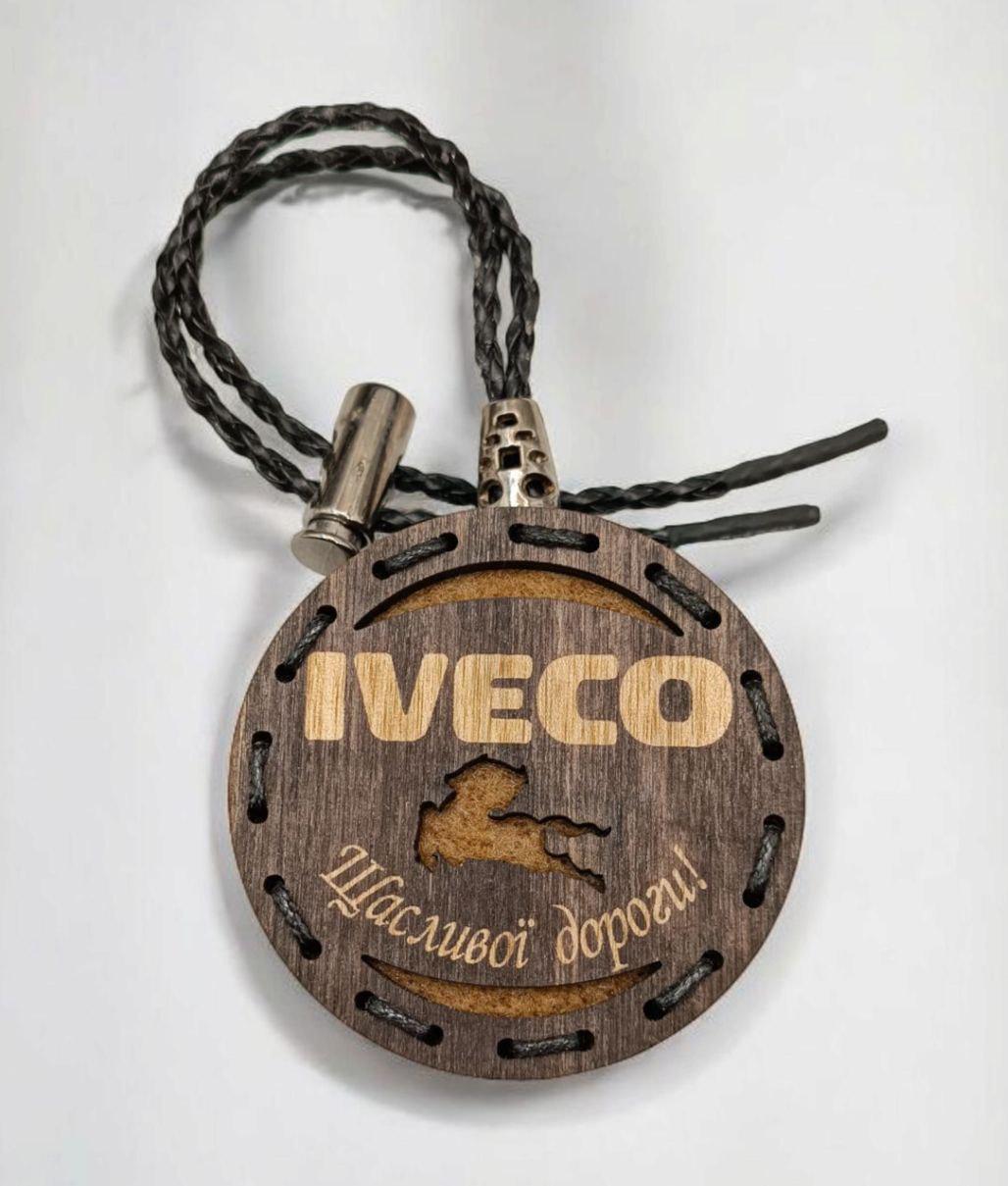 Ароматизатор для авто Iveco многоразовый из дерева/войлока и аромапарфюм 10 мл в подарочной коробке (115) - фото 6