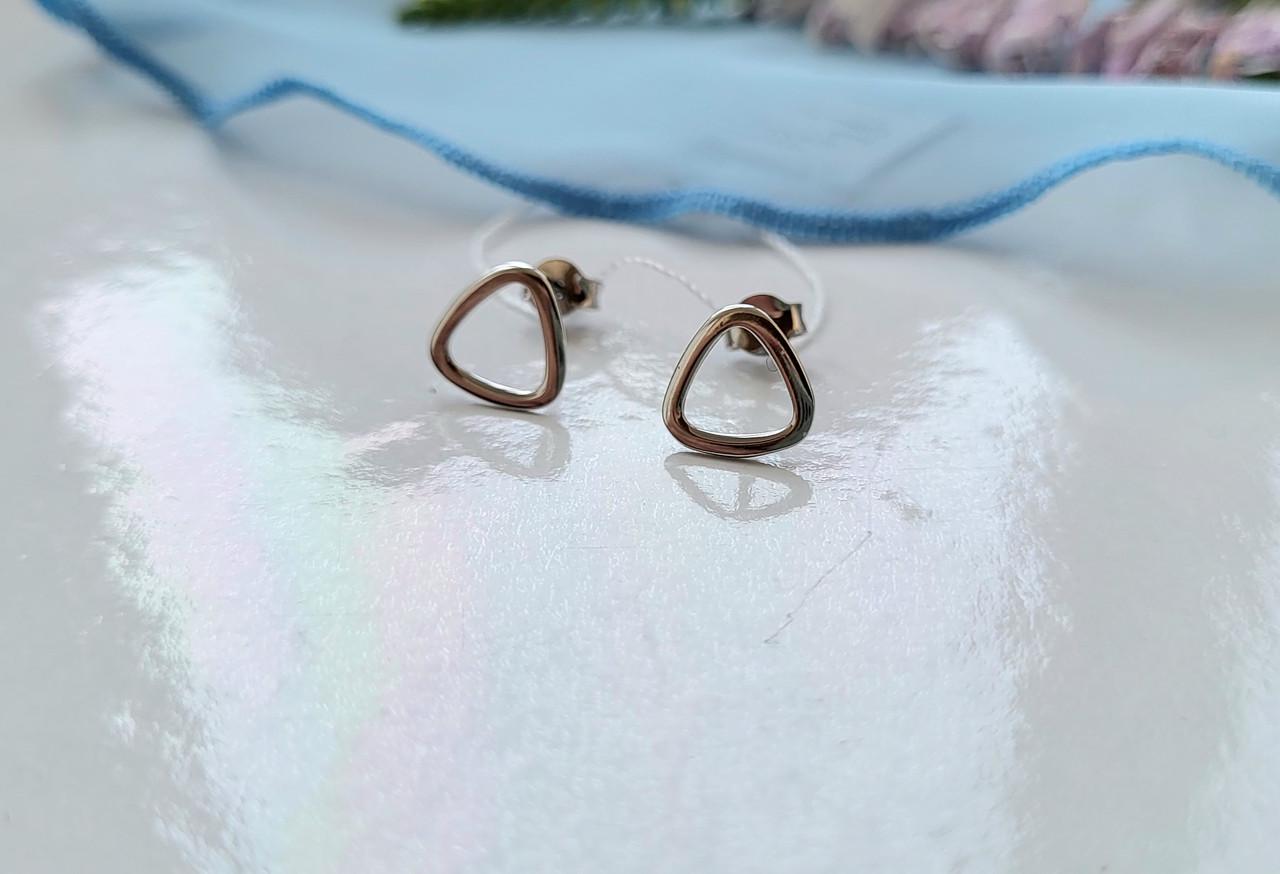 Сережки Трикутник на фіксаторах без каміння зі срібла 925 проби (1212) Сережки Трикутник на фіксаторах без каміння зі срібла 925 проби (1212)