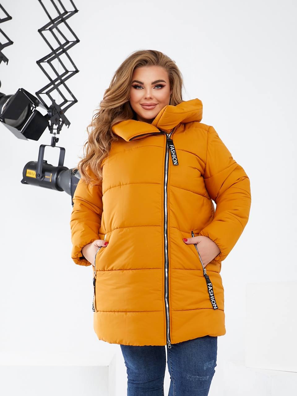 Куртка женская зимняя на молнии с капюшоном р. 64-66 Горчичный (8733365) - фото 2 Куртка женская зимняя на молнии с капюшоном р. 64-66 Горчичный (8733365) - фото 2