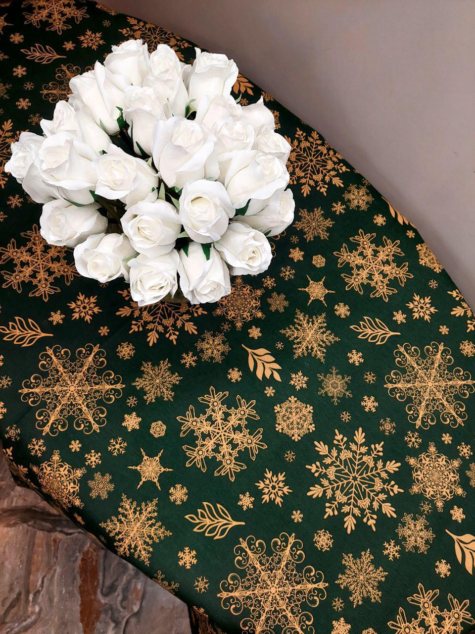 Скатертина кругла водовідштовхувальна Le maison de Garny Сніжинки 150 см Зелений/Золотий (38-12251)
