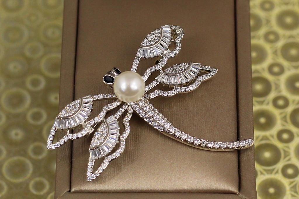 Брошь Xuping Jewelry Бабка с жемчужиной 4 см Серебристый (2330627093)