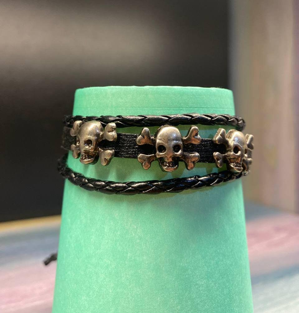 Браслет из экокожи PG06118 Три черепа с металлическими вставками на завязке 6 см (14244813)