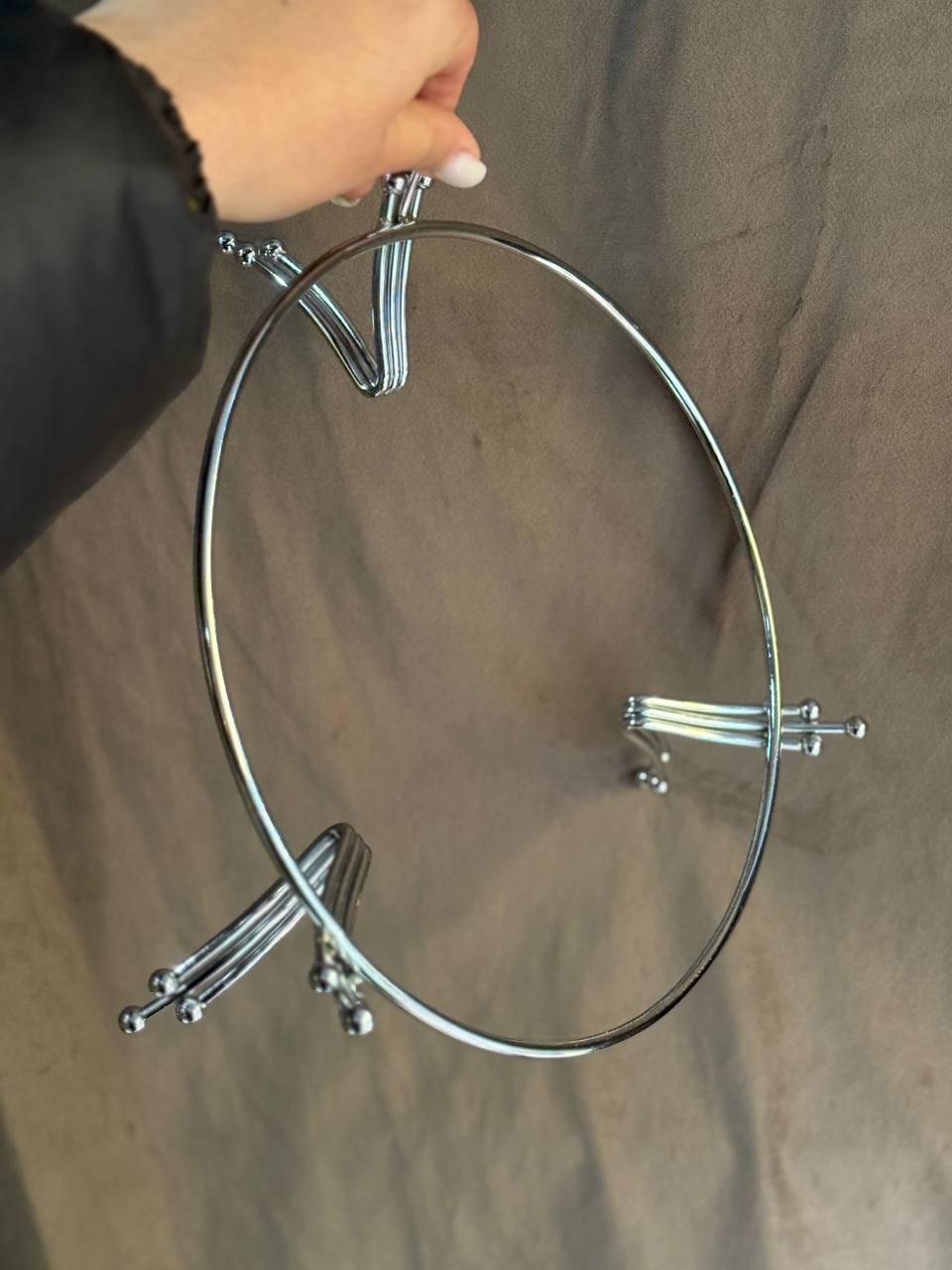 Тарелка сервировочная YIWU LB-1573S фарфоровая на металлической подставке 25 см Белый с серебряным (30101792) - фото 4 Тарелка сервировочная YIWU LB-1573S фарфоровая на металлической подставке 25 см Белый с серебряным (30101792) - фото 4