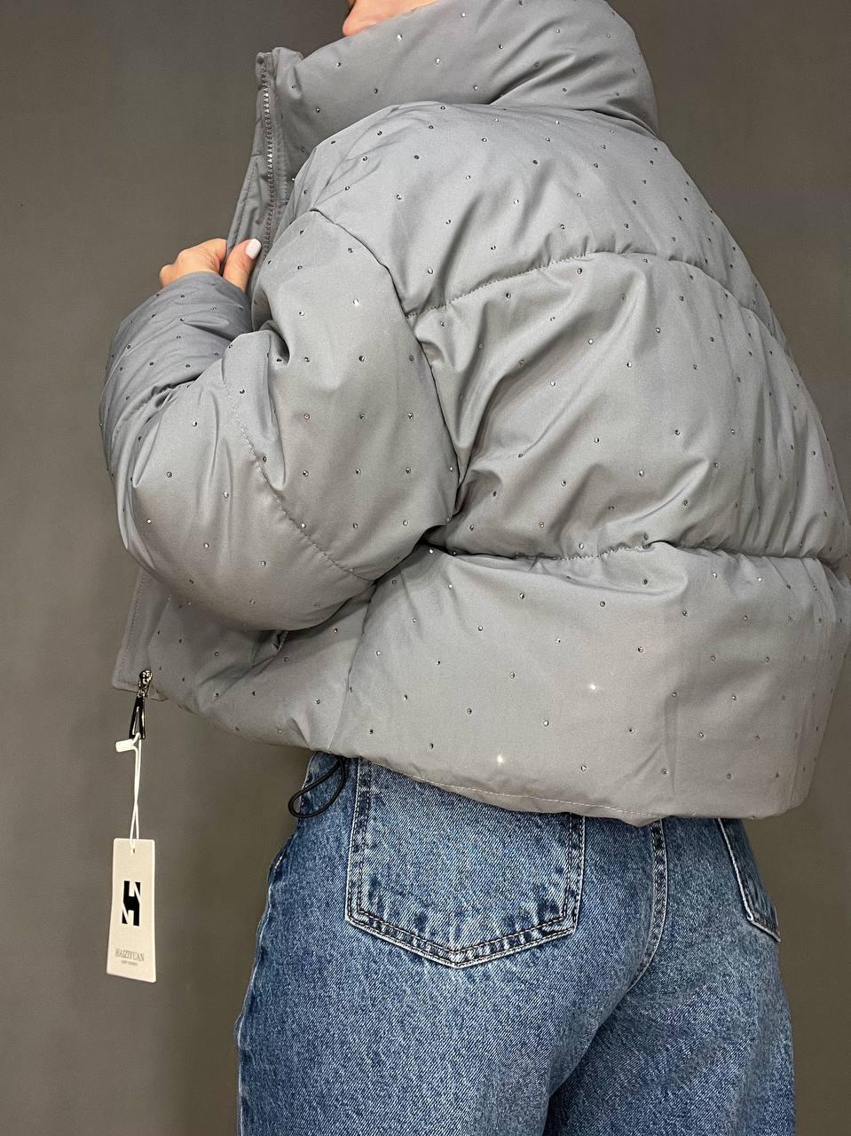 Куртка жіноча Haiziyuan 7165 укорочена пуффер з розсипом камінців демісезонна без капюшона оверсайз L Сірий (3310) - фото 2