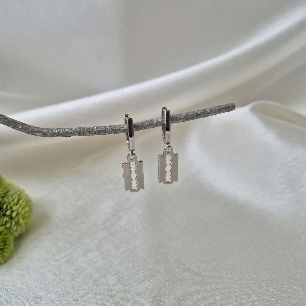 Сережки без каменів з підвіскою леза срібло 925 проби родоване 2,60 г (2448r) - фото 2