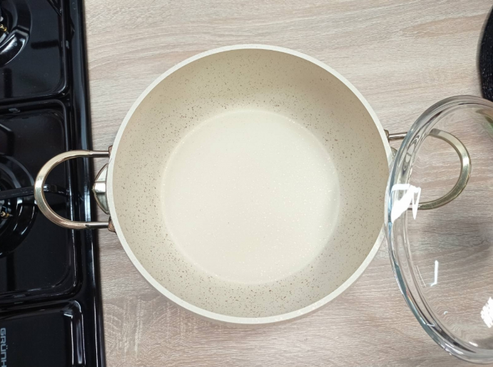 Каструля з кришкою OMS з антипригарним покриттям для газу без індукціі 4,5 л Айворі (3141-4,5-ivory) - фото 5 Каструля з кришкою OMS з антипригарним покриттям для газу без індукціі 4,5 л Айворі (3141-4,5-ivory) - фото 5