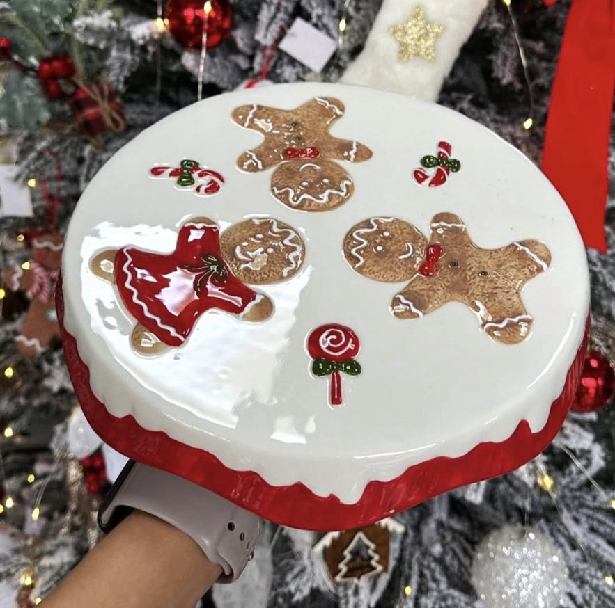 Блюдо для торта керамическое Веселые пряники 24 см (40185) - фото 2 Блюдо для торта керамическое Веселые пряники 24 см (40185) - фото 2