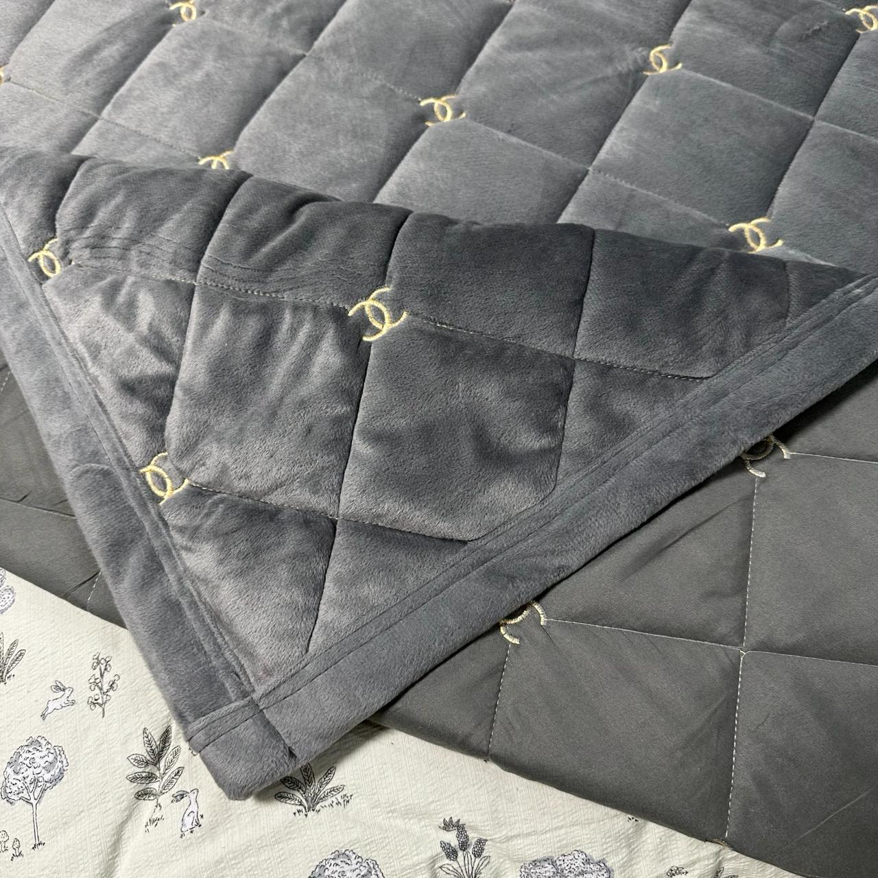 Покривало на ліжко велюрове євро 220x240 см Сірий (28822004) - фото 10 Покривало на ліжко велюрове євро 220x240 см Сірий (28822004) - фото 10