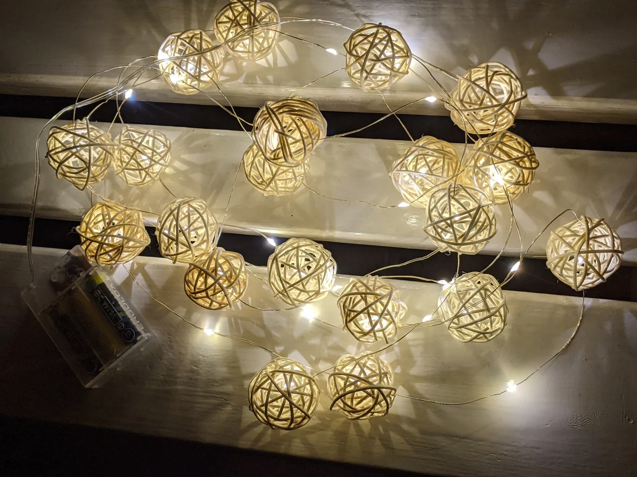Светодиодная ротанговая гирлянда Rattan Balls 4 м на проволоке (тёплый свет)