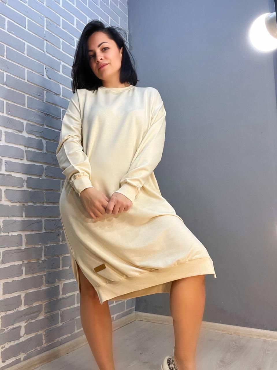 Платье женское MY CITY 8211 спортивное средняя длина разрезы снизу резинка двунитка OS Молочный (1882) Платье женское MY CITY 8211 спортивное средняя длина разрезы снизу резинка двунитка OS Молочный (1882)