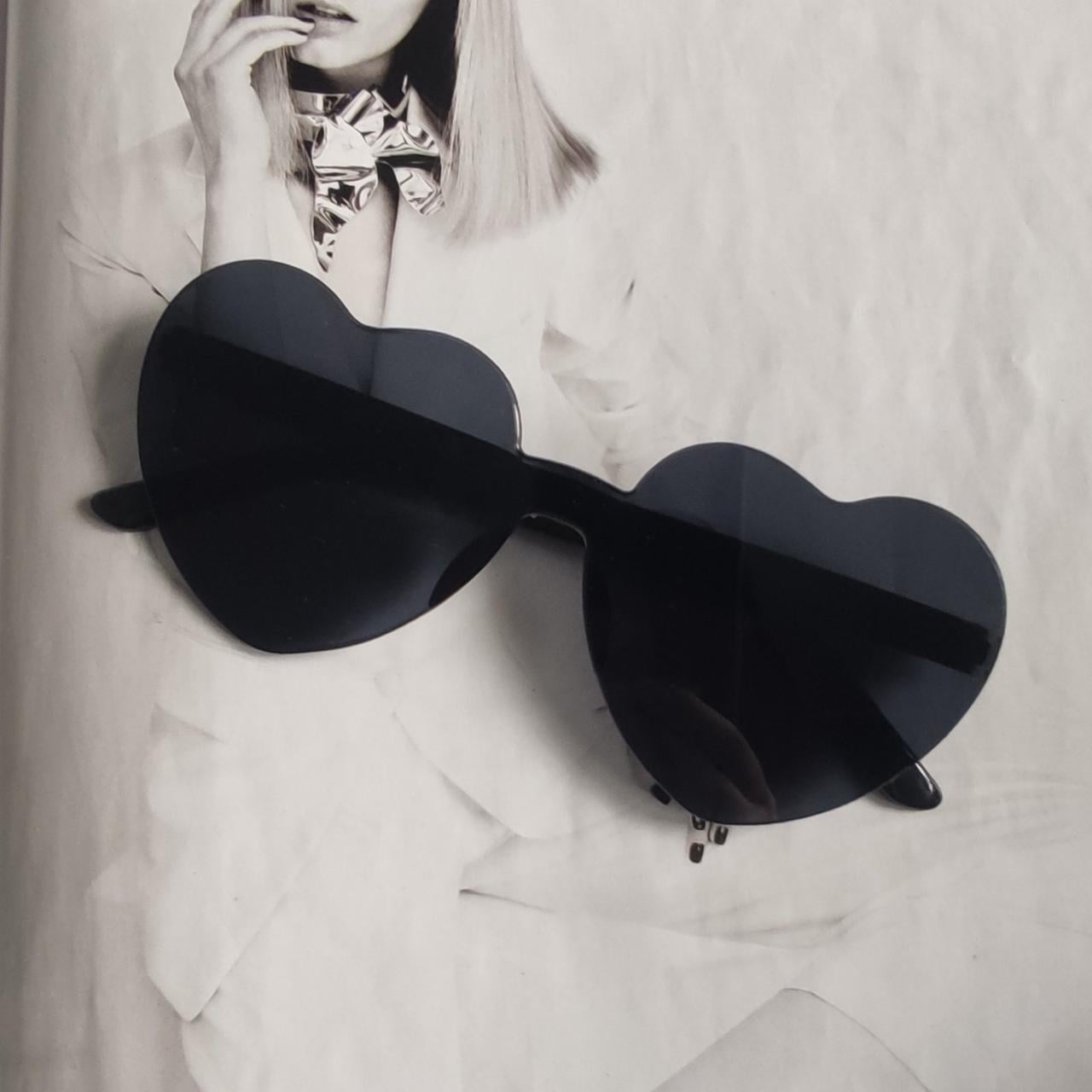 Солнцезащитные очки безоправные в форме сердца Черный