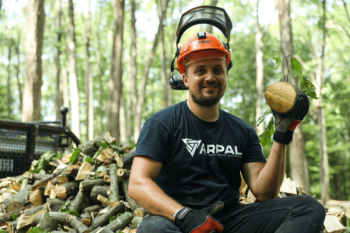 Подрібнювач гілок Arpal на шматки дров з бензиновим двигуном на причепі з поворотною платформою (АМ-200БД-К) - фото 10 Подрібнювач гілок Arpal на шматки дров з бензиновим двигуном на причепі з поворотною платформою (АМ-200БД-К) - фото 10