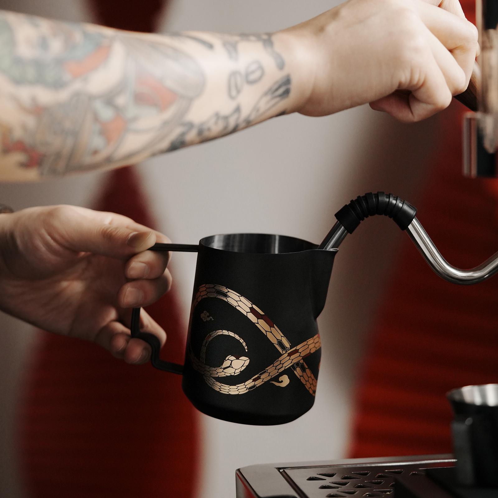 Питчер для молока MHW-3BOMBER 5.0 Snake Year Limited Edition 600 мл - фото 2