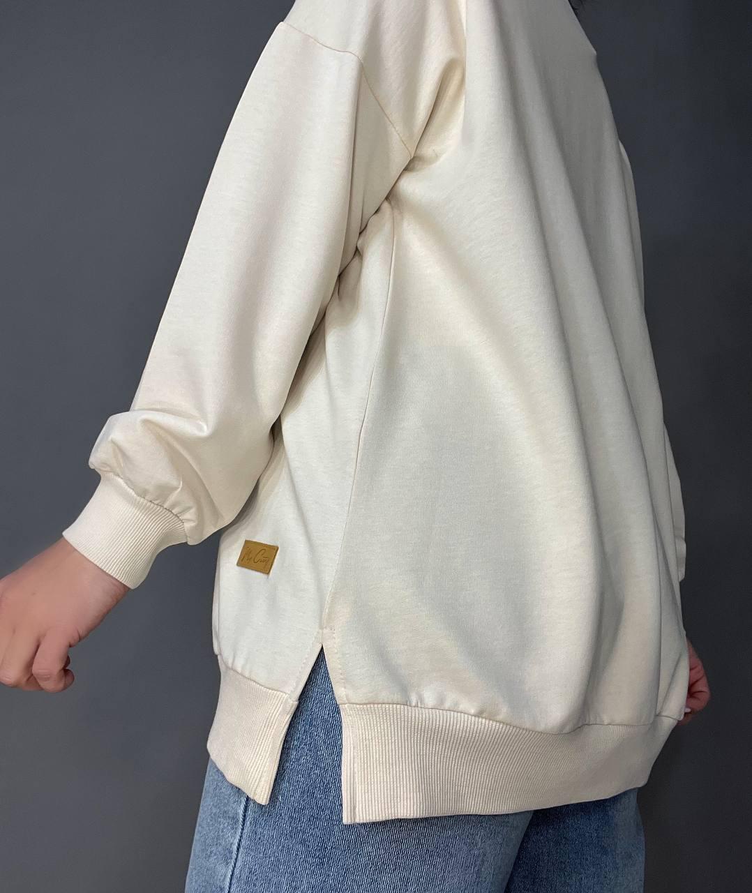 Свитшот женский MY CITY 8054 удлиненный с воротничком разрезы по бокам оверсайз р. 48 Молочный (3304) - фото 4 Свитшот женский MY CITY 8054 удлиненный с воротничком разрезы по бокам оверсайз р. 48 Молочный (3304) - фото 4