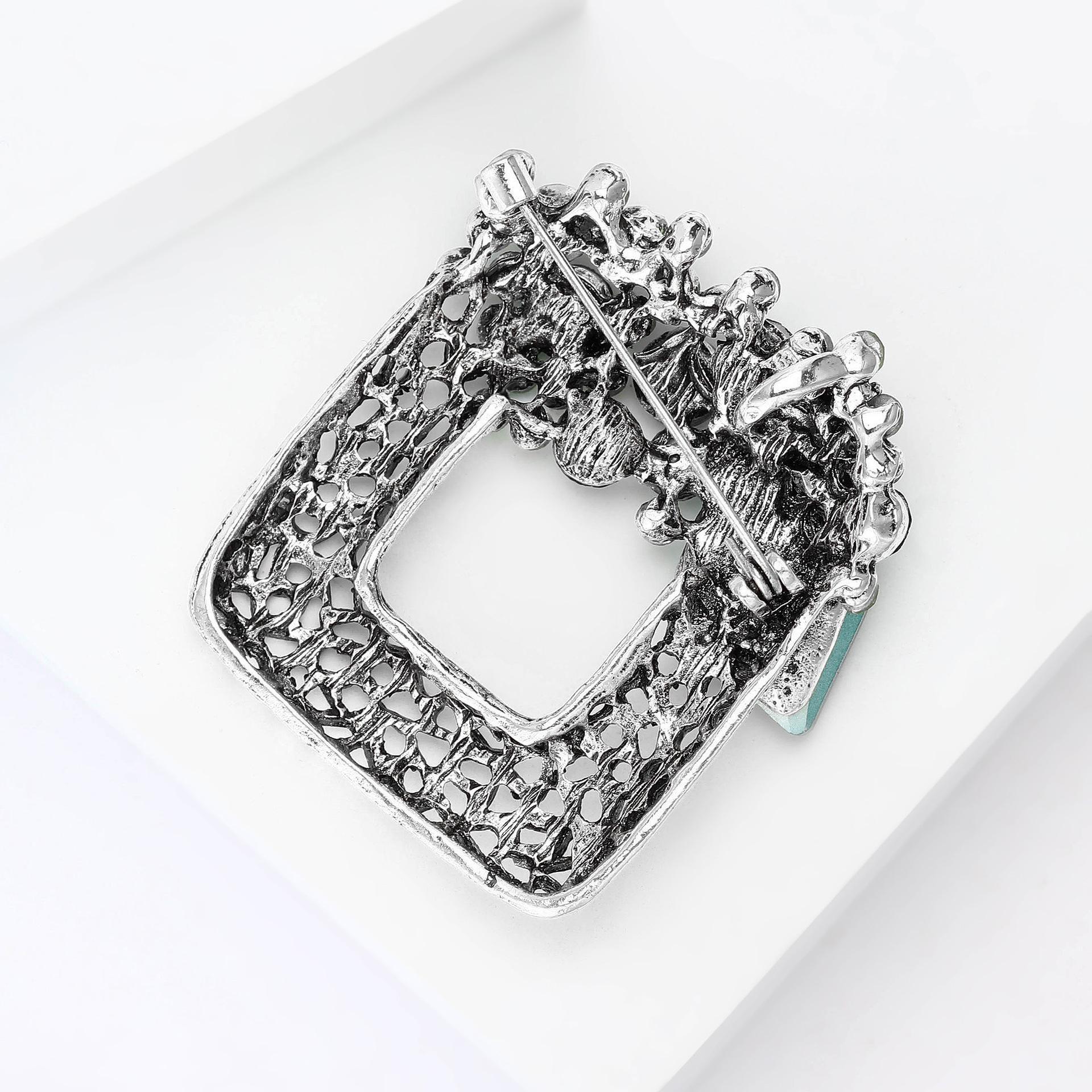 Брошка Квадрат з квітами 52x46 мм 23,7 г (158511312) - фото 3 Брошка Квадрат з квітами 52x46 мм 23,7 г (158511312) - фото 3