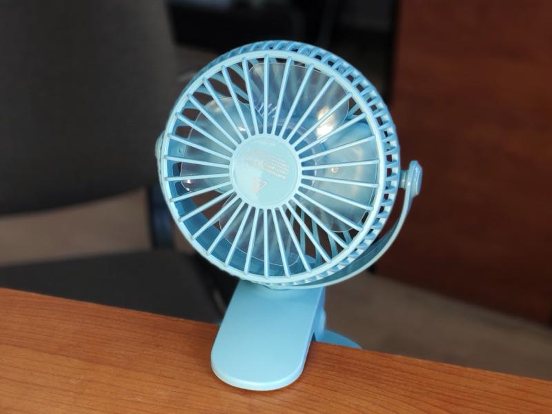 Переносной USB мини-вентилятор Mini Fan XH-09 с аккумулятором на прищепке Голубой (1402) - фото 3