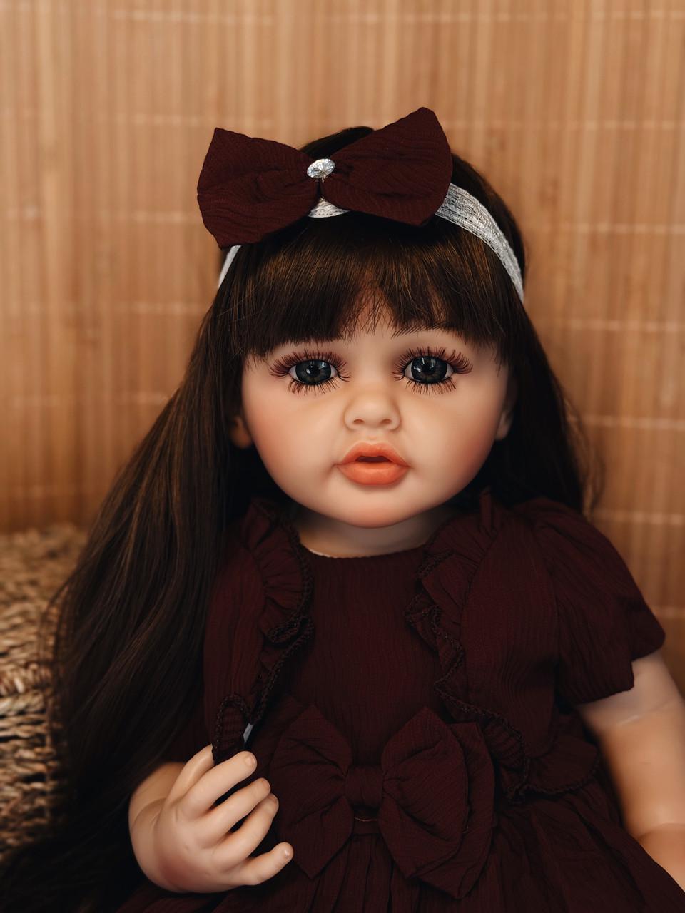 Кукла кукла реалистичная KEIUMI винил-силиконовая девочка в платье с аксессуарами 55 см Бордовый - фото 4