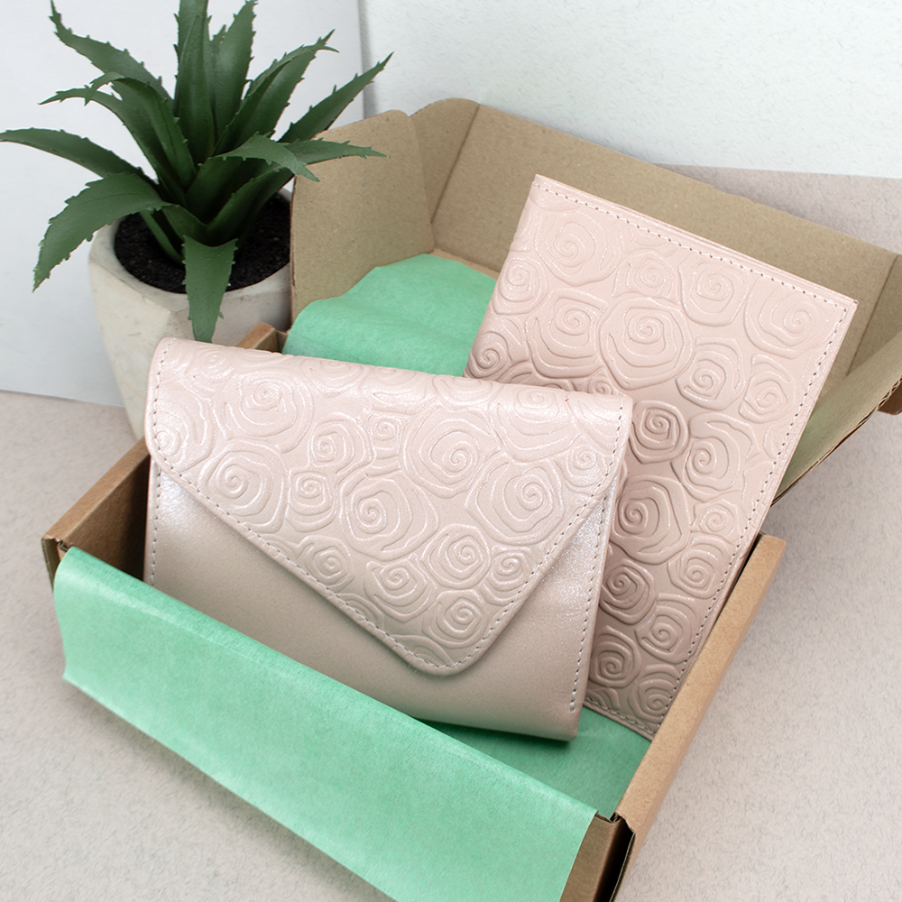 Подарочный набор женский №90 кошелек Sabrina/обложка на паспорт Розовые цветы (2128179254)