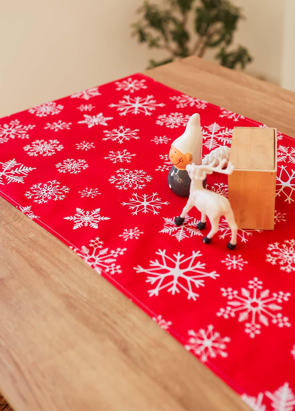 Скатертина-доріжка новорічна Сніжинки білі на червоному 140х47 см (сбч14) - фото 2 Скатертина-доріжка новорічна Сніжинки білі на червоному 140х47 см (сбч14) - фото 2