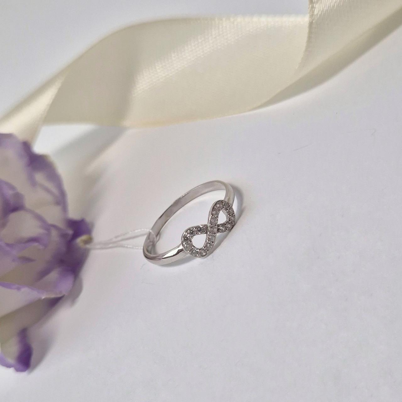 Кольцо бесконечность с белыми камнями серебро 925 пробы родированное 0,85 р. 17,5 (1118r)