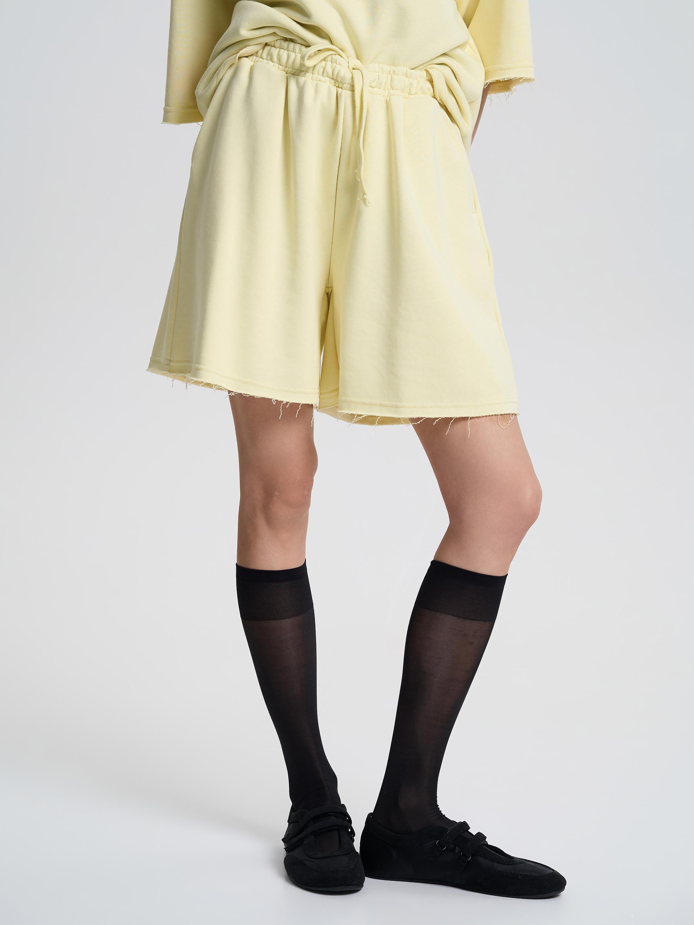 Шорты женские широкие с необработанным краем ROZA 240612 2XL Нежно-желтый (4824005721168) Шорты женские широкие с необработанным краем ROZA 240612 2XL Нежно-желтый (4824005721168)