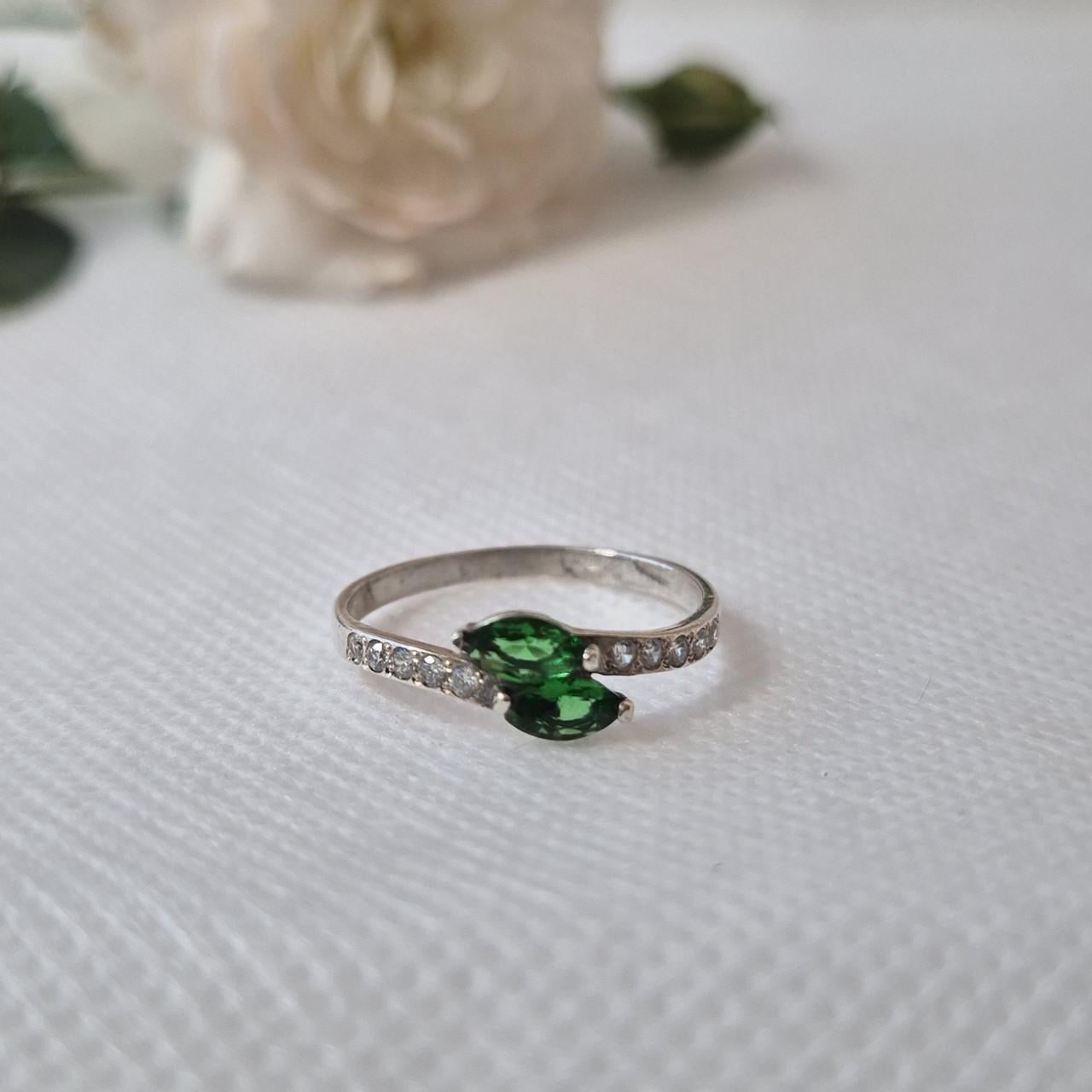 Кольцо с зелеными камнями серебро 925 пробы черненное 1,50 г р. 18,5 (11086)