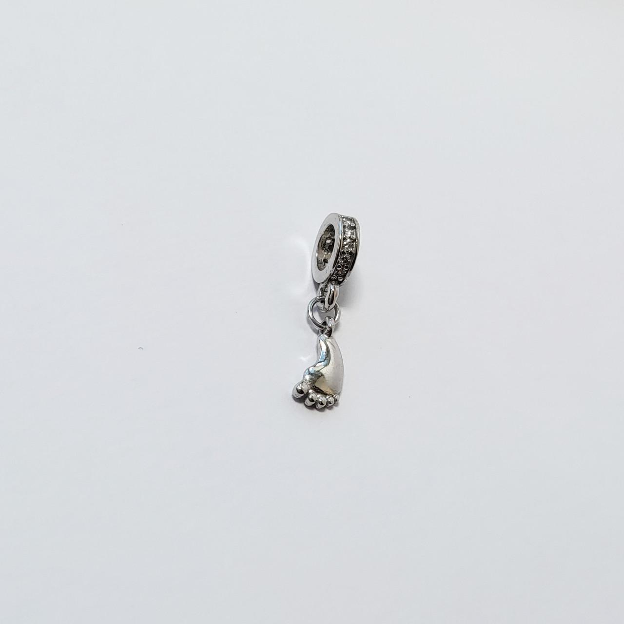 Шарм с подвеской След ножки серебро 925 пробы родированное 0,96 г (0559)