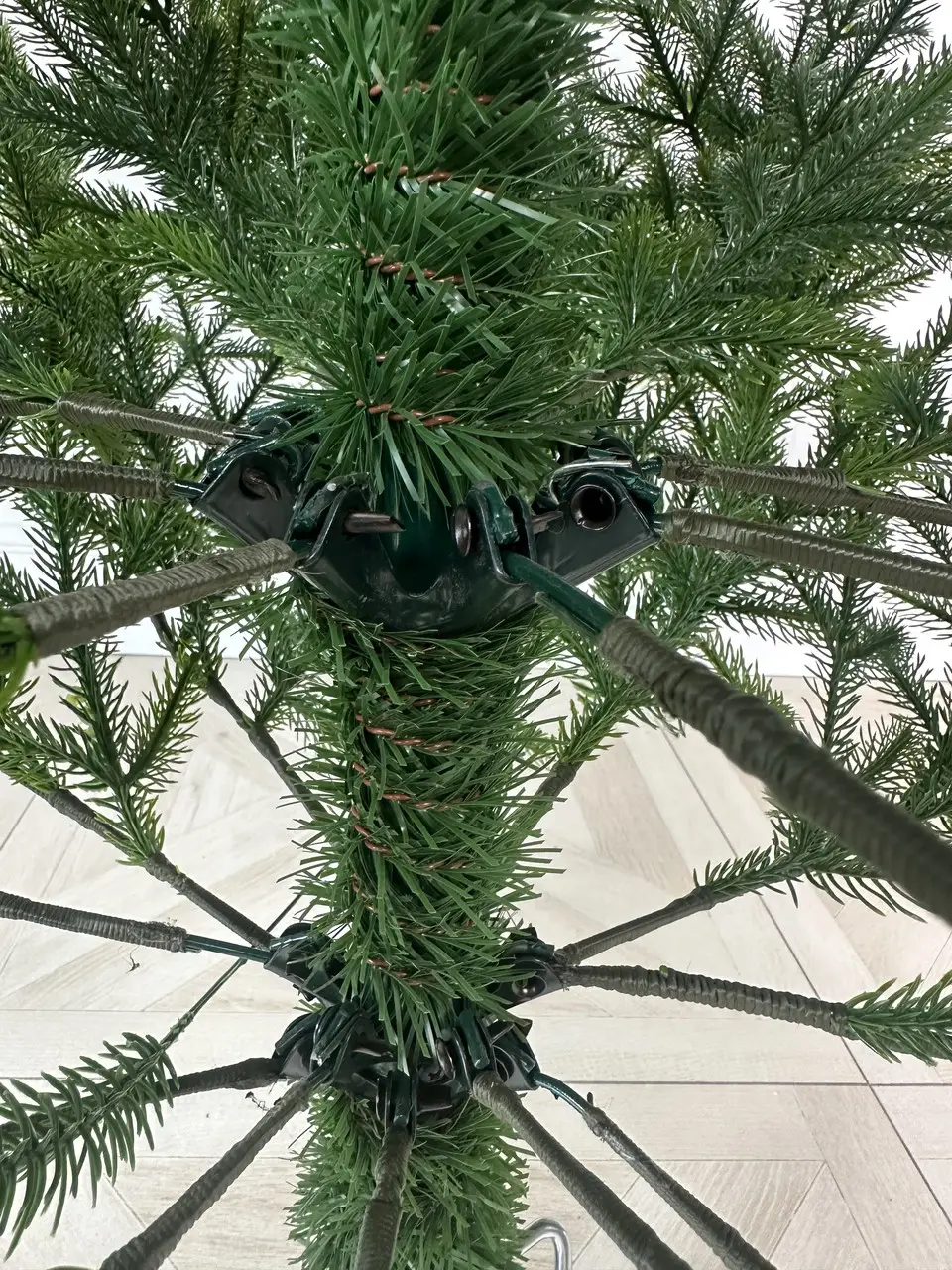 Елка искусственная HVOYA Forest литая с градиентом молодой хвои 220 см Зеленый (260/220/Mix) - фото 3 Елка искусственная HVOYA Forest литая с градиентом молодой хвои 220 см Зеленый (260/220/Mix) - фото 3