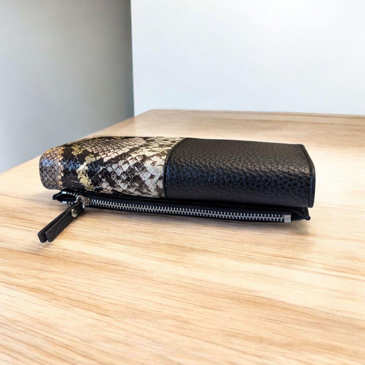 Гаманець жіночий на магніті із зовнішнім відділом для монет під рептилію Saralyn 19х9,5 см (2217А) - фото 2 Гаманець жіночий на магніті із зовнішнім відділом для монет під рептилію Saralyn 19х9,5 см (2217А) - фото 2