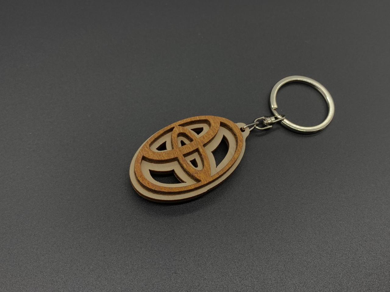 Брелок автомобильный деревянный с маркой Toyota 5,5х2,5 см Светло-коричневый (924996034) Брелок автомобильный деревянный с маркой Toyota 5,5х2,5 см Светло-коричневый (924996034)