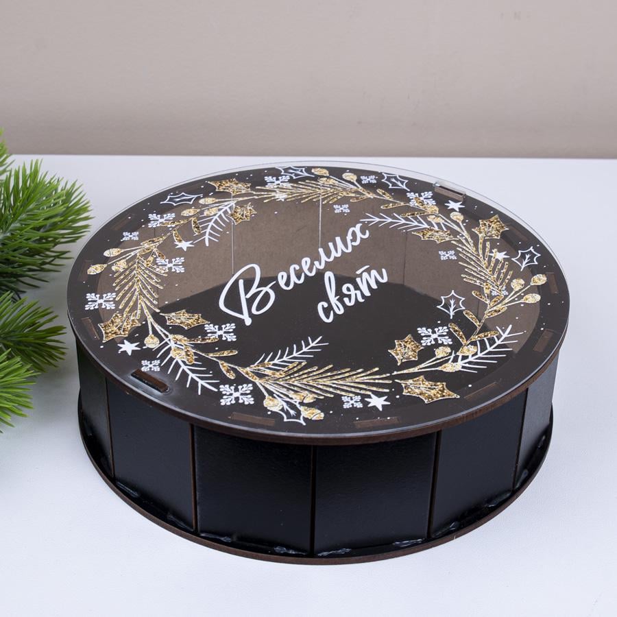 Коробка круглая деревянная веселих свят с венком 19,5 см (1509-2) - фото 1 Коробка круглая деревянная веселих свят с венком 19,5 см (1509-2) - фото 1