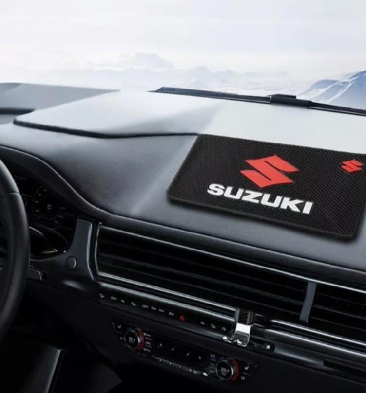Коврик антискользкий SUZUKI на панель авто (1652683635)