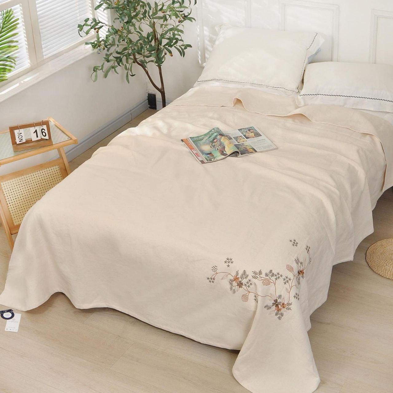 Покрывало хлопково-льняное Colorful Home Коричневые цветы с вышитым уголком 200x230 см Кремовый (2405)