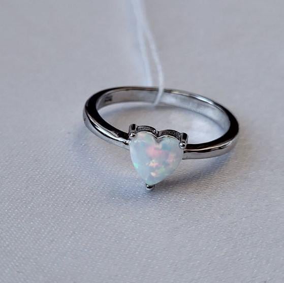 Кольцо Сердце с белым опалом из серебра р. 16 Кольцо Сердце с белым опалом из серебра р. 16
