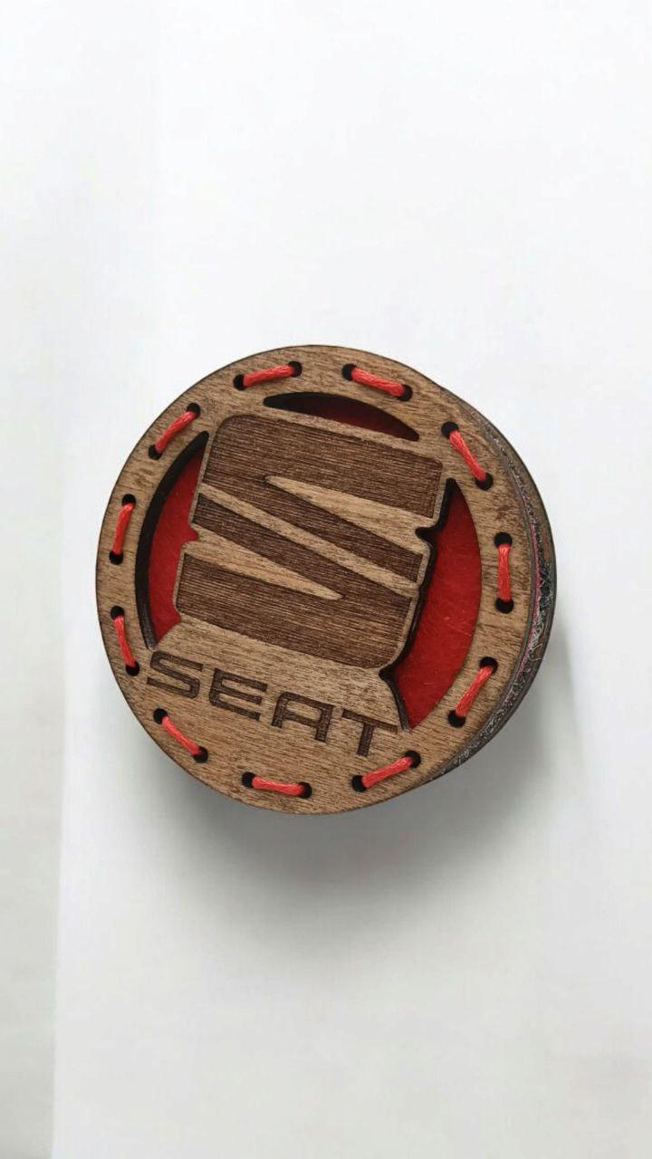 Ароматизатор в дифлектор в подарочной коробке для авто Seat из дерева и войлока с аромапарфюм 5 мл (103) - фото 3 Ароматизатор в дифлектор в подарочной коробке для авто Seat из дерева и войлока с аромапарфюм 5 мл (103) - фото 3