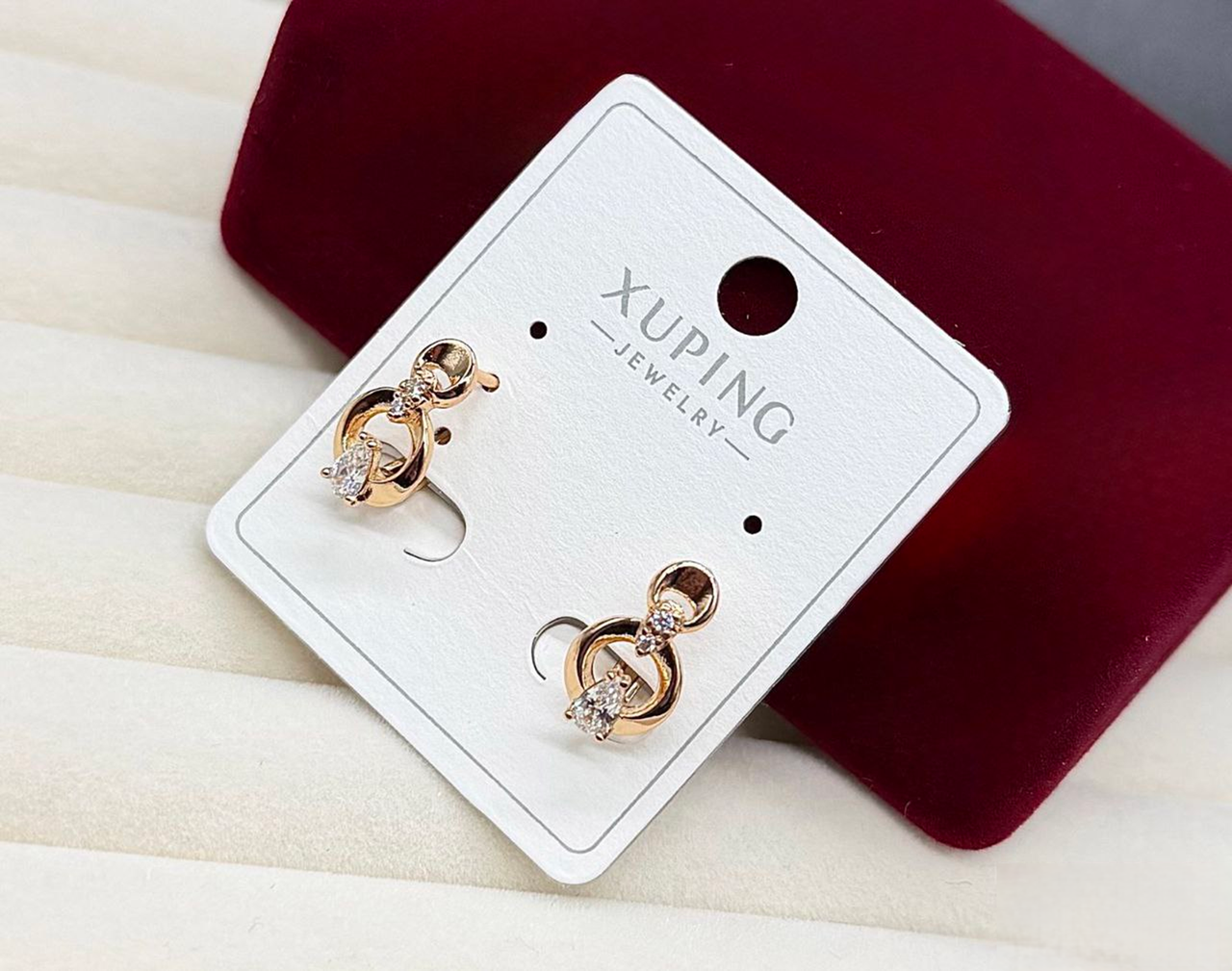 Серьги Xuping гипоаллергенное медицинское золото с изгибами и камешками стильное украшение для ежедневного образа